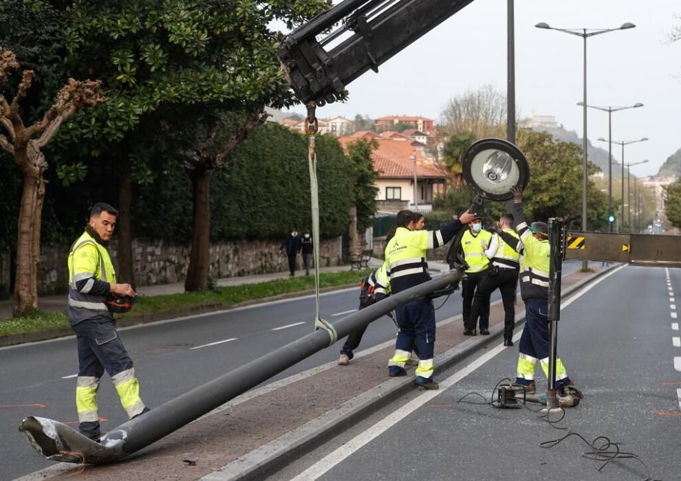 Los operarios de limpieza retiran la farola