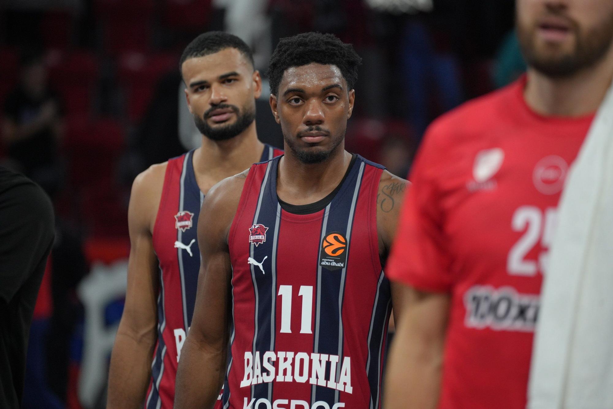 Todas las imágenes del Baskonia - Olympiacos en el Buesa Arena