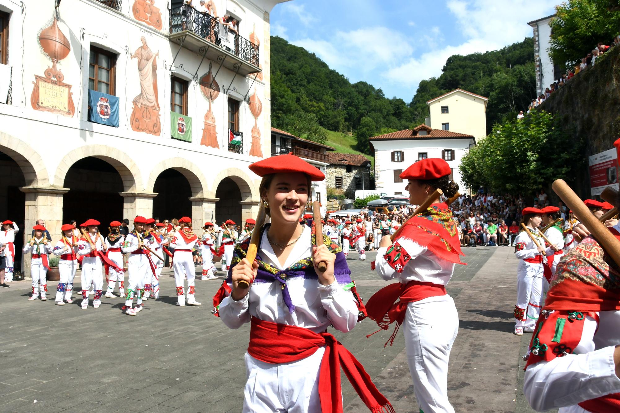 Bera celebra su día grande a ritmo de dantzas