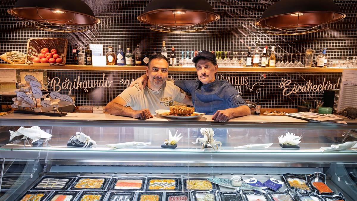 Carlos Díez y Luiscar Sanz posan en el Mugarra con la icónica &#039;armónica de atún&#039;.