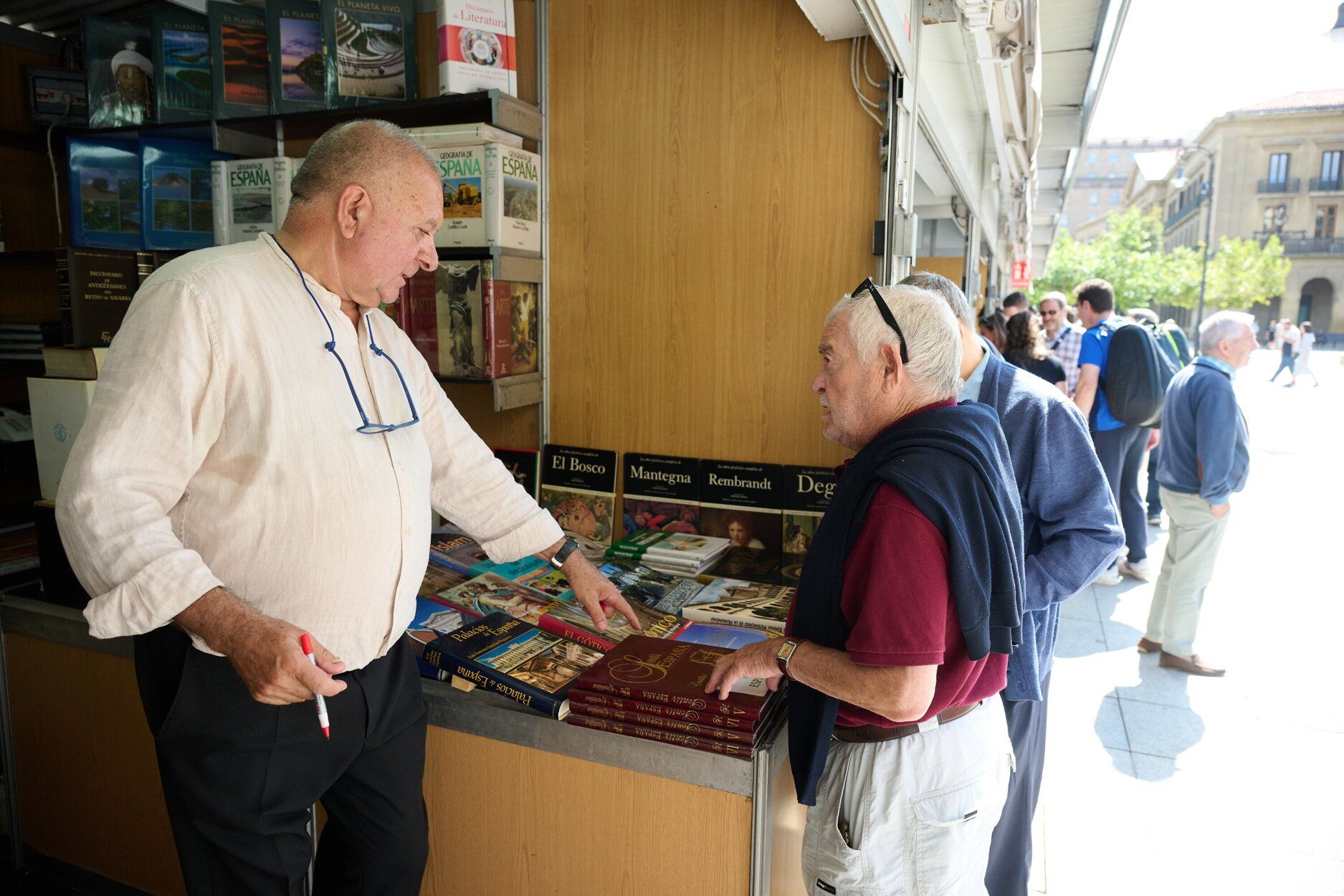 La historia de Navarra triunfa en la Feria del Libro Antiguo