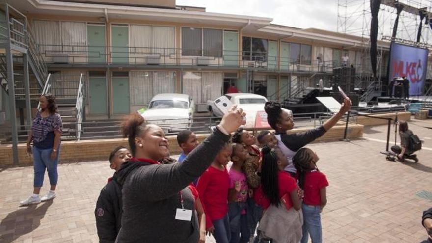 isitantes se concentran en el exterior del motel Lorraine y del Museo Nacional de Derechos Civiles durante la celebración del 50 aniversario del asesinato del Dr. Martin Luther King