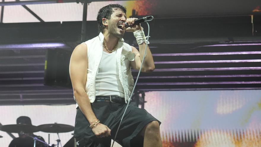 Sebastián Yatra se viste de rojiblanco y emociona al público en su visita al Bilbao Arena