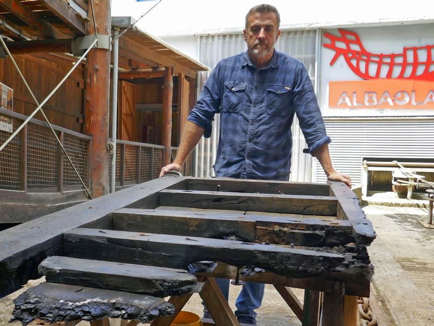 Xabier Agote junto a una de las hojas de la puerta quemada