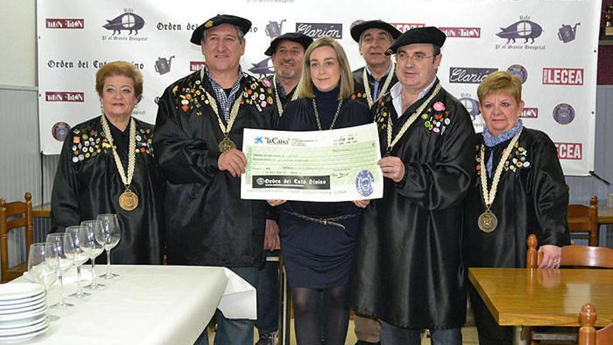 Cristina Azcona, directora del Hospital, recibe el cheque de la Orden del Cuto.