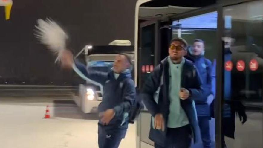 Los jugadores del Athletic la lían con la nieve al llegar a Praga