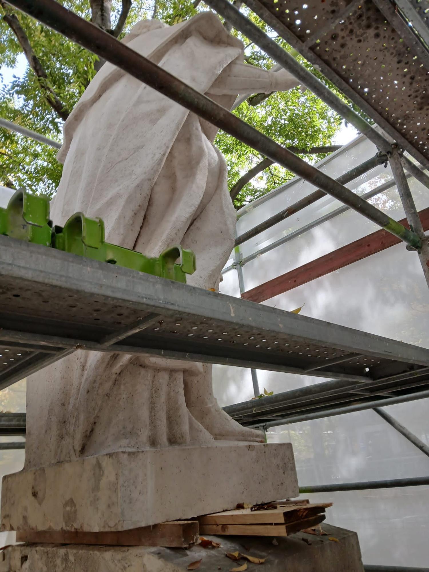 Las estatuas están siendo restauradas detrás de la protección de plástico, por lo que no pueden verse.