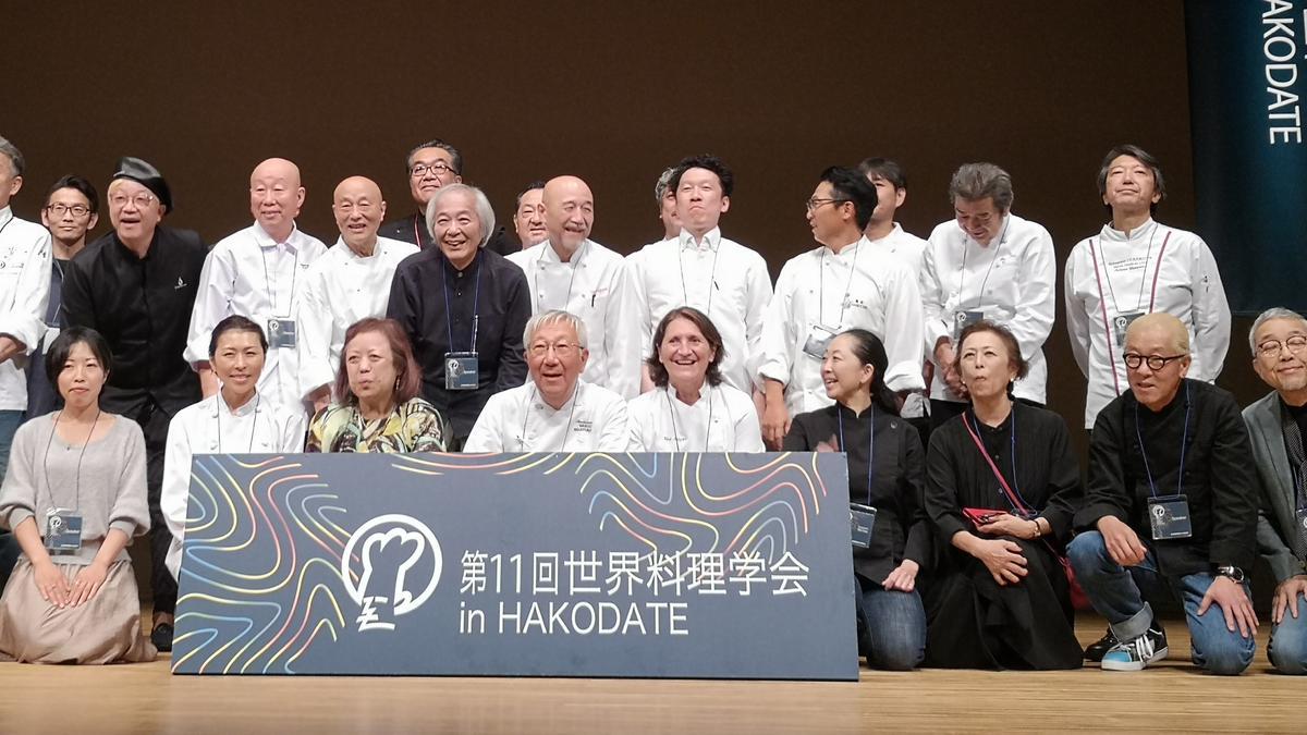 Foto de familia de un congreso celebrado en 2024, con Visi Irizar en el centro.