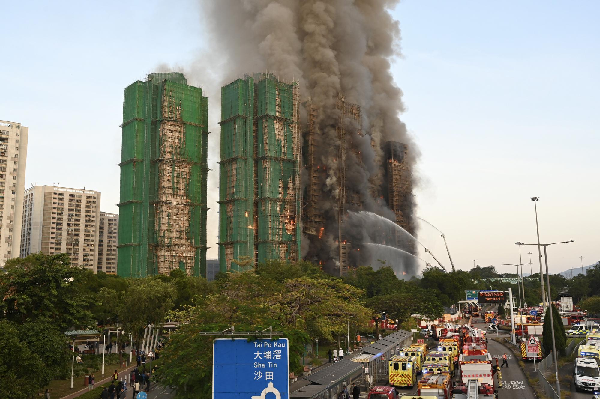 Un enorme incendio calcina un vecindario de Hong Kong