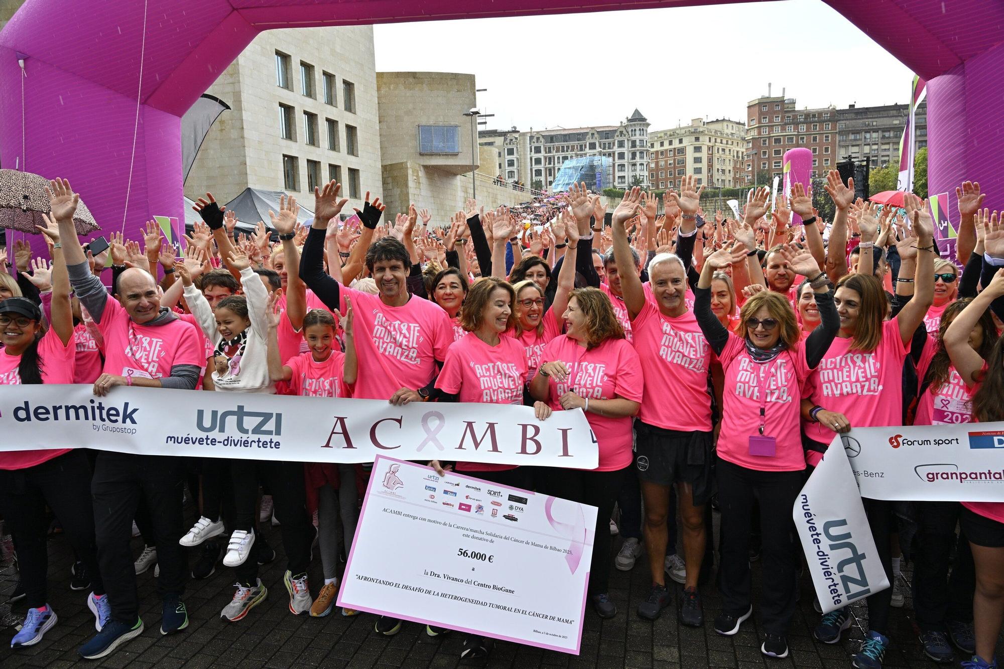En imágenes: los paraguas tiñen la marea rosa de Bilbao