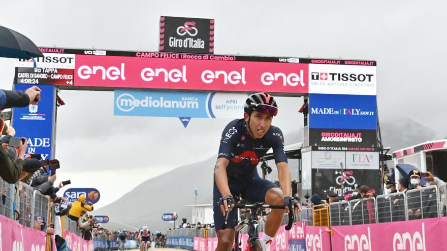 El ciclista colombiano Egan Bernal del equipo Ineos Grenadiers cruza la línea de meta.