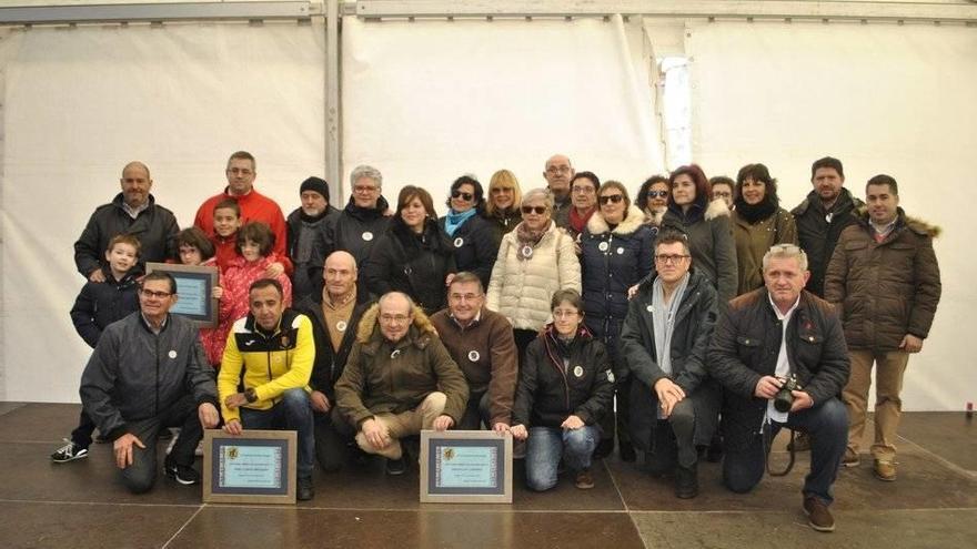 Los galardonados durante el día de ayer posan con sus placas sobre el escenario.