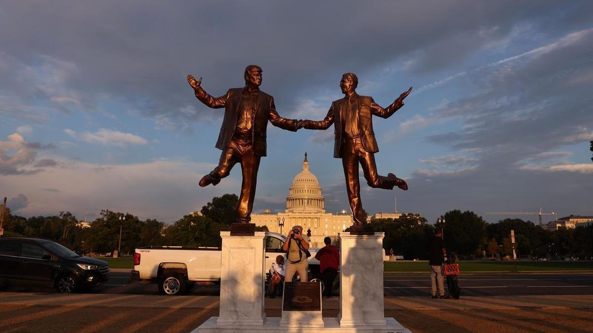 La escultura fue instalada por el grupo &#039;The Secret Handshake&#039; ante el Capitolio de EE.UU.