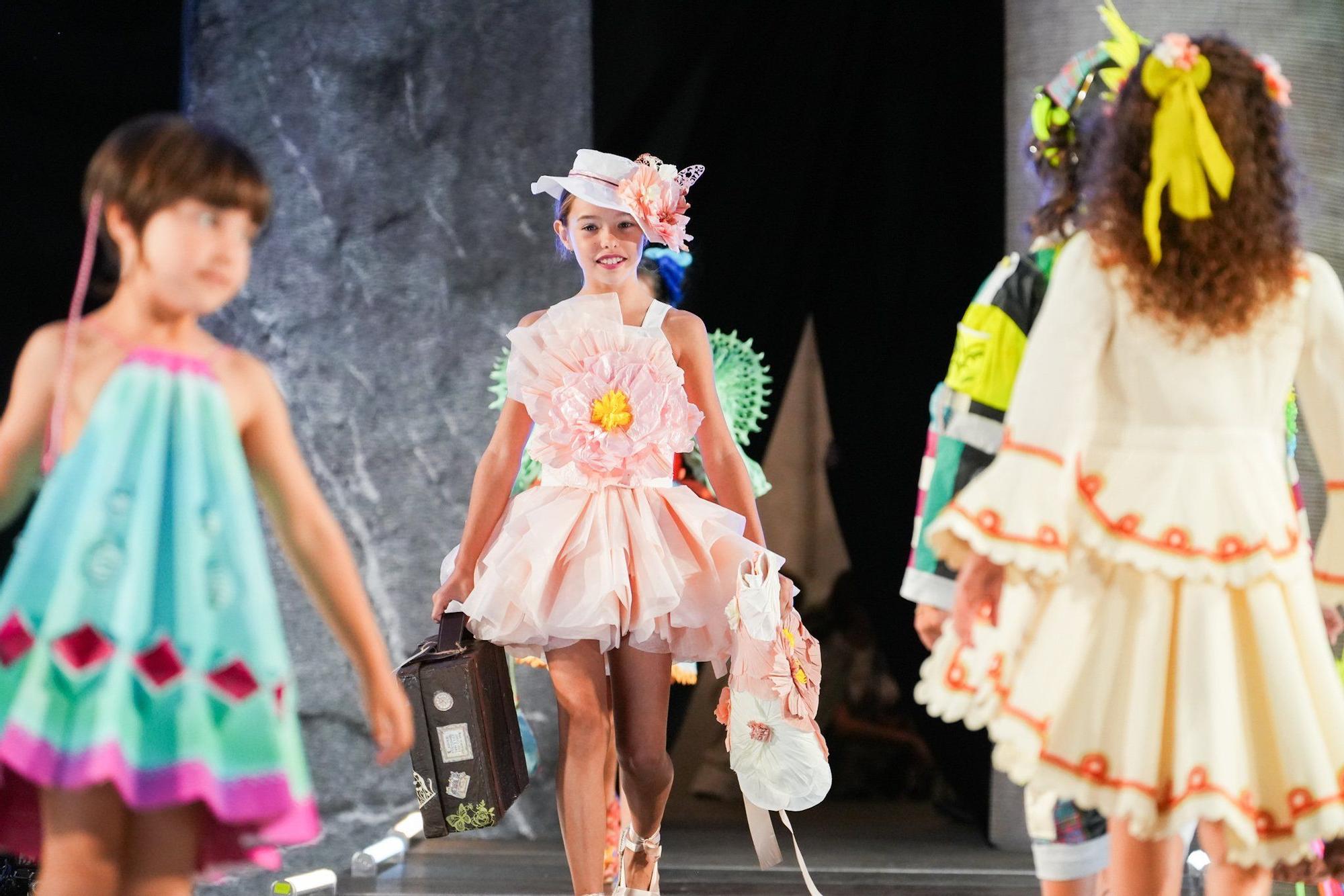 En imágenes: así ha sido el desfile de Vestidos de Papel de Güeñes