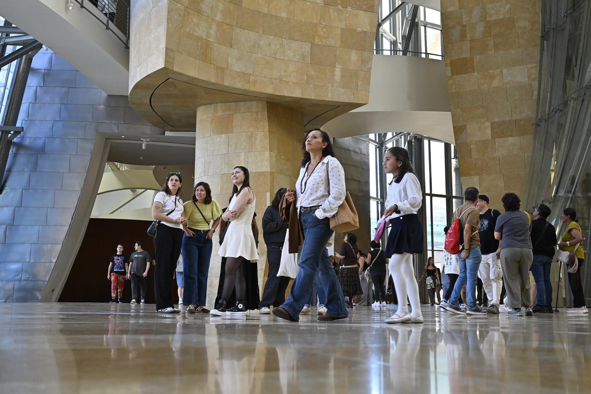 El Museo Guggenheim acoge a miles de visitantes en su 28º cumpleaños