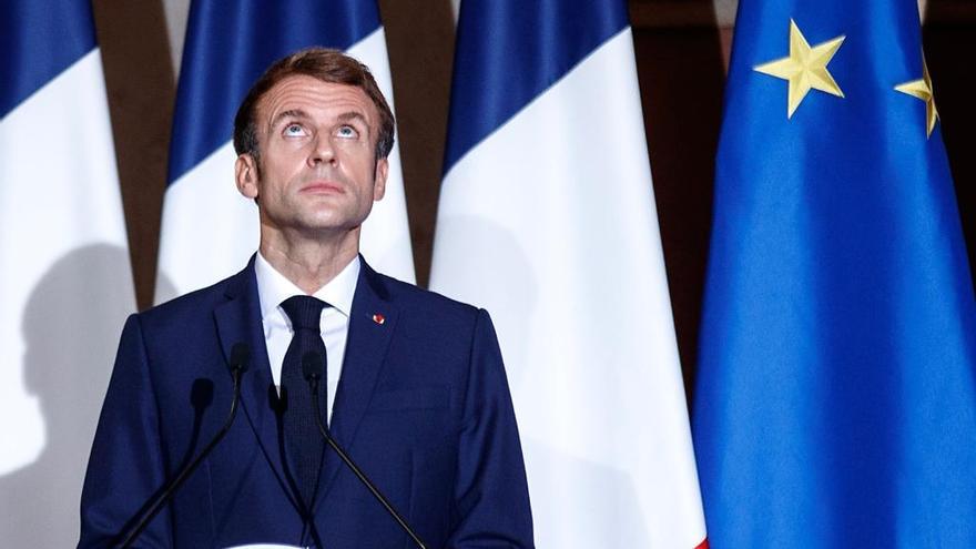 El presidente francés Emmanuel Macron asiste a una conferencia de prensa.