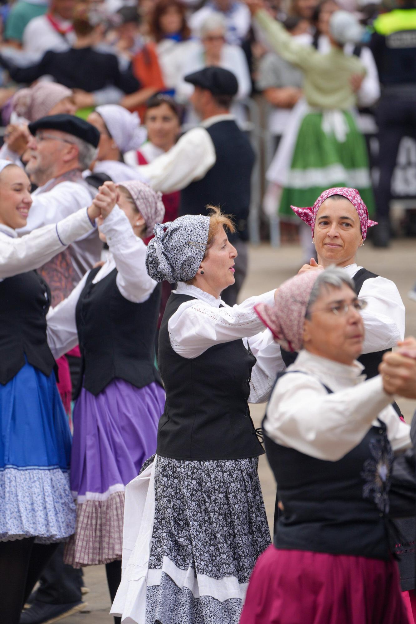 En imágenes: Los dantzaris se adueñan de la Plaza Nueva en el tradicional Zortziko