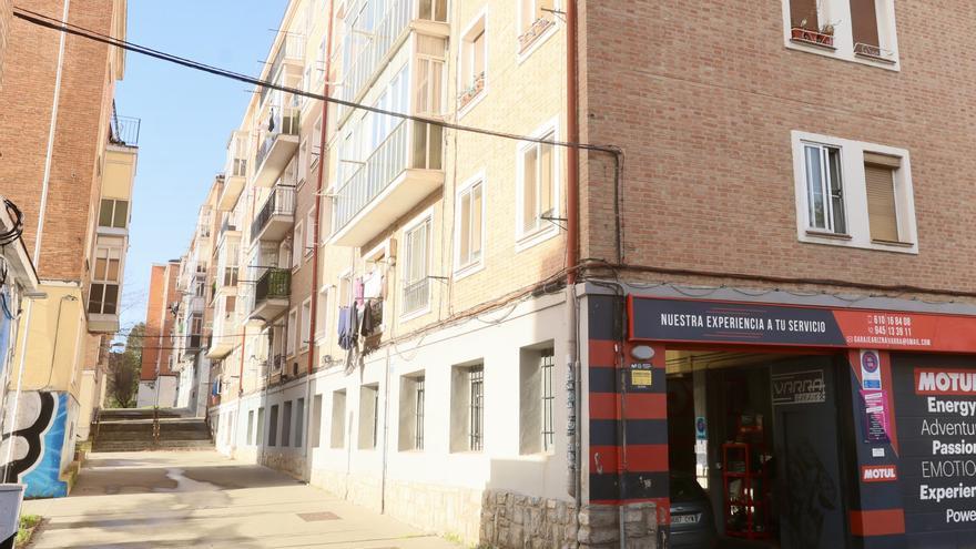 Ariznabarra se queja del cableado que las empresas de telefonía tiran por las fachadas de las viviendas