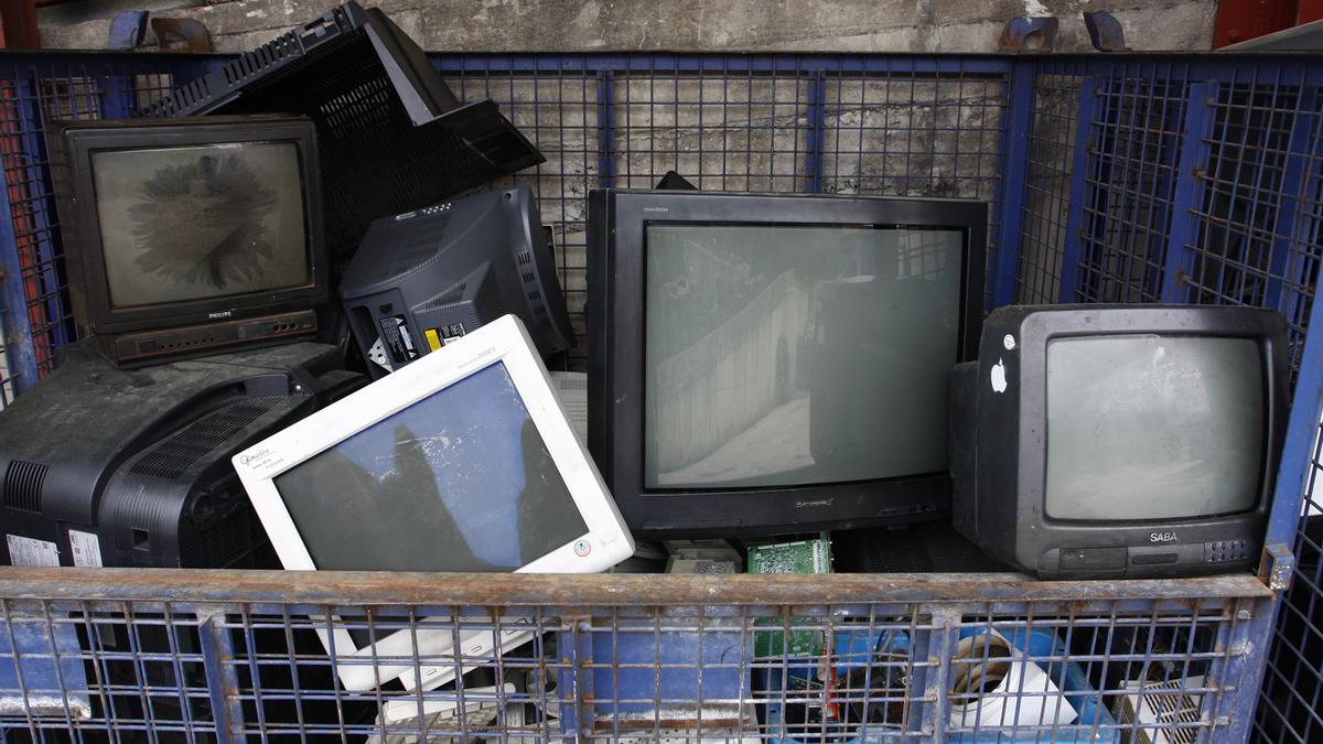 Televisores apilados en el Garbigune de Azkoitia.