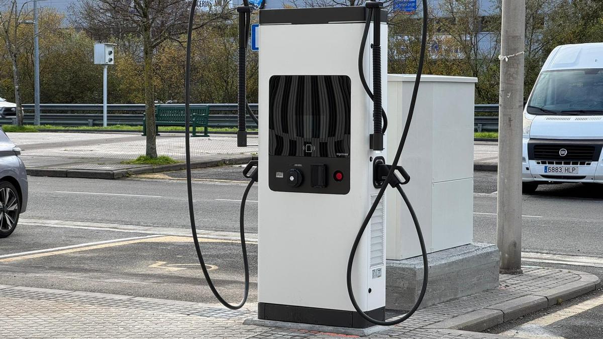 Biteri kalean kokatu den ibilgailu elektrikoak kargatzeko puntua.
