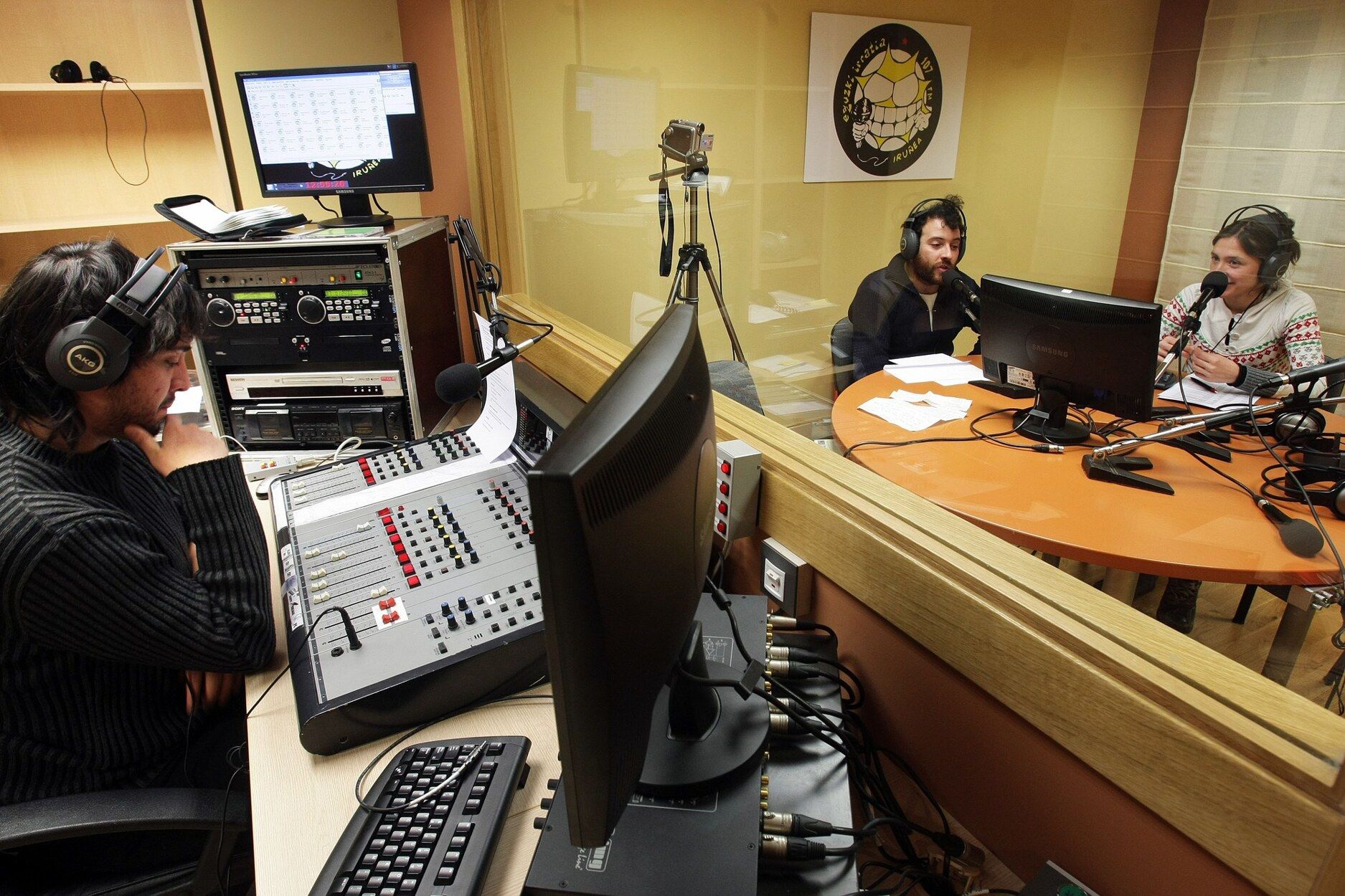 Realización de un programa en el estudio de los nuevos locales de la emisora &#039;Eguzki Irratia&#039; en 2008.