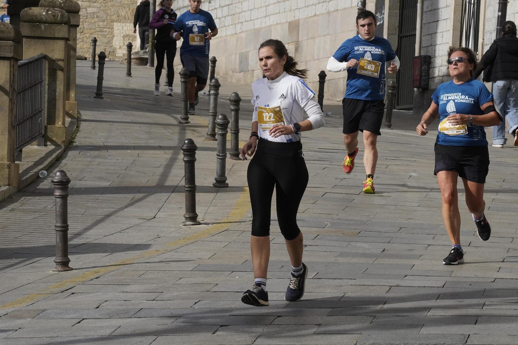 En imágenes: Miles de personas conquistan la Almendra de Gasteiz