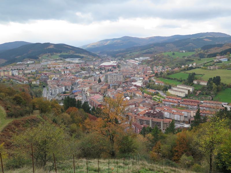 Los pueblos están tan pegados que no se ve el río que los separa.