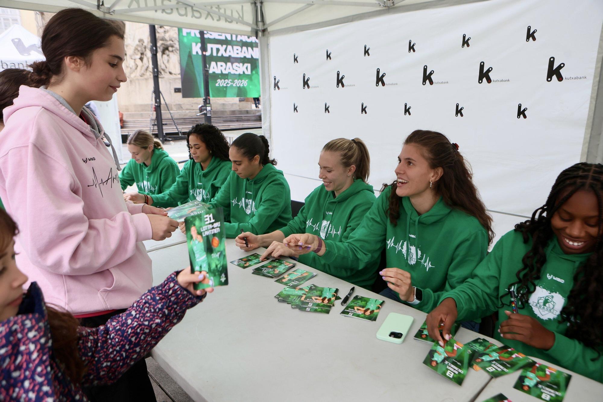 En imágenes: El Araski presenta su plantilla en la plaza de la Virgen Blanca