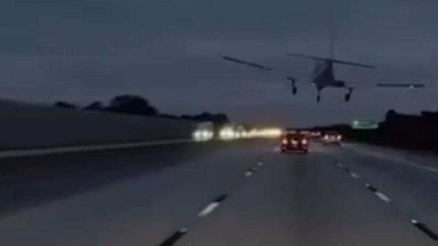 El impactante aterrizaje forzoso en una autopista de una avioneta que choca contra un coche