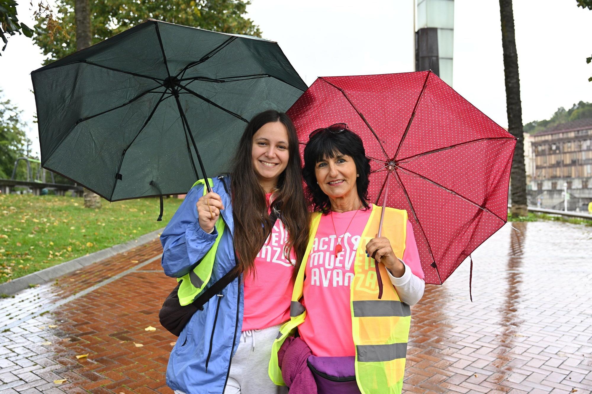 En imágenes: los paraguas tiñen la marea rosa de Bilbao