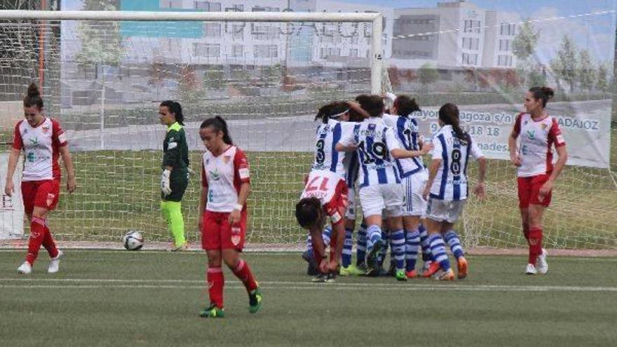 Las jugadoras de la Real celebran uno de sus goles de ayer.