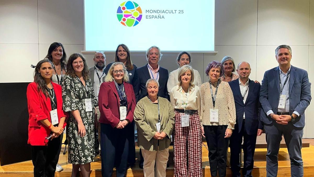 La consejera Esnaola y el director general de Cultura, Ignacio Apezteguía, junto a personas participantes en el proyecto sobre bibliotecas para el desarrollo.