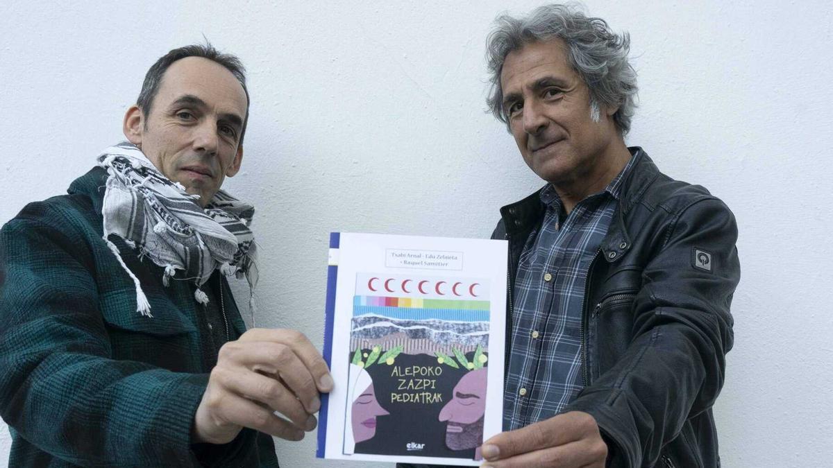 Edu Zelaieta y Txabi Arnal, con un ejemplar de su nueva obra conjunta.