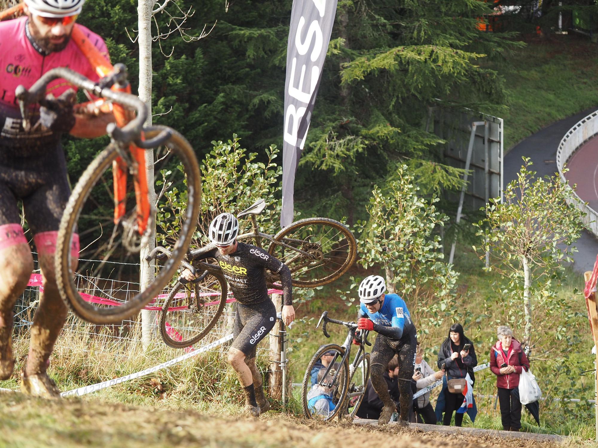 El barro se sumó al espectáculo de ciclocross en Elgoibar