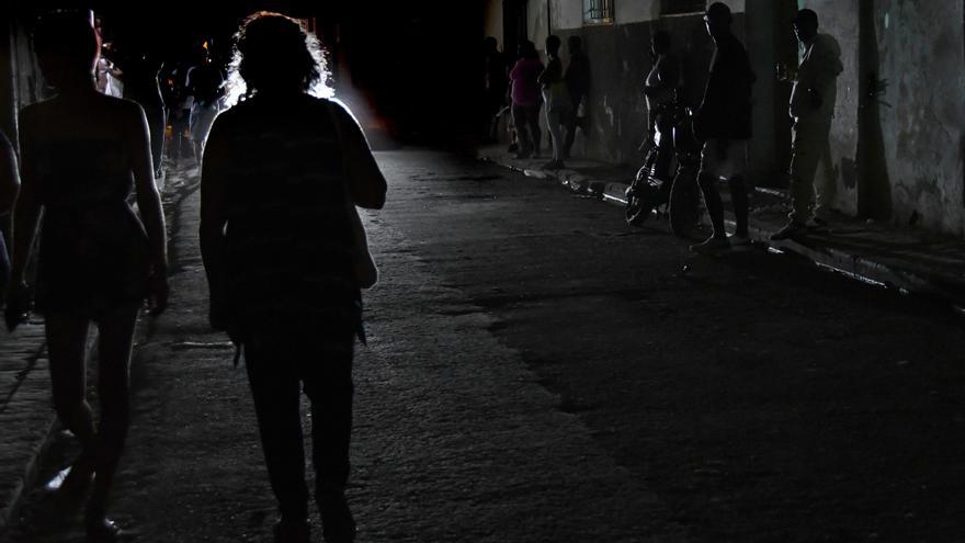 Un apagón masivo en la mitad occidental de Cuba deja a 3,5 millones de personas sin corriente eléctrica