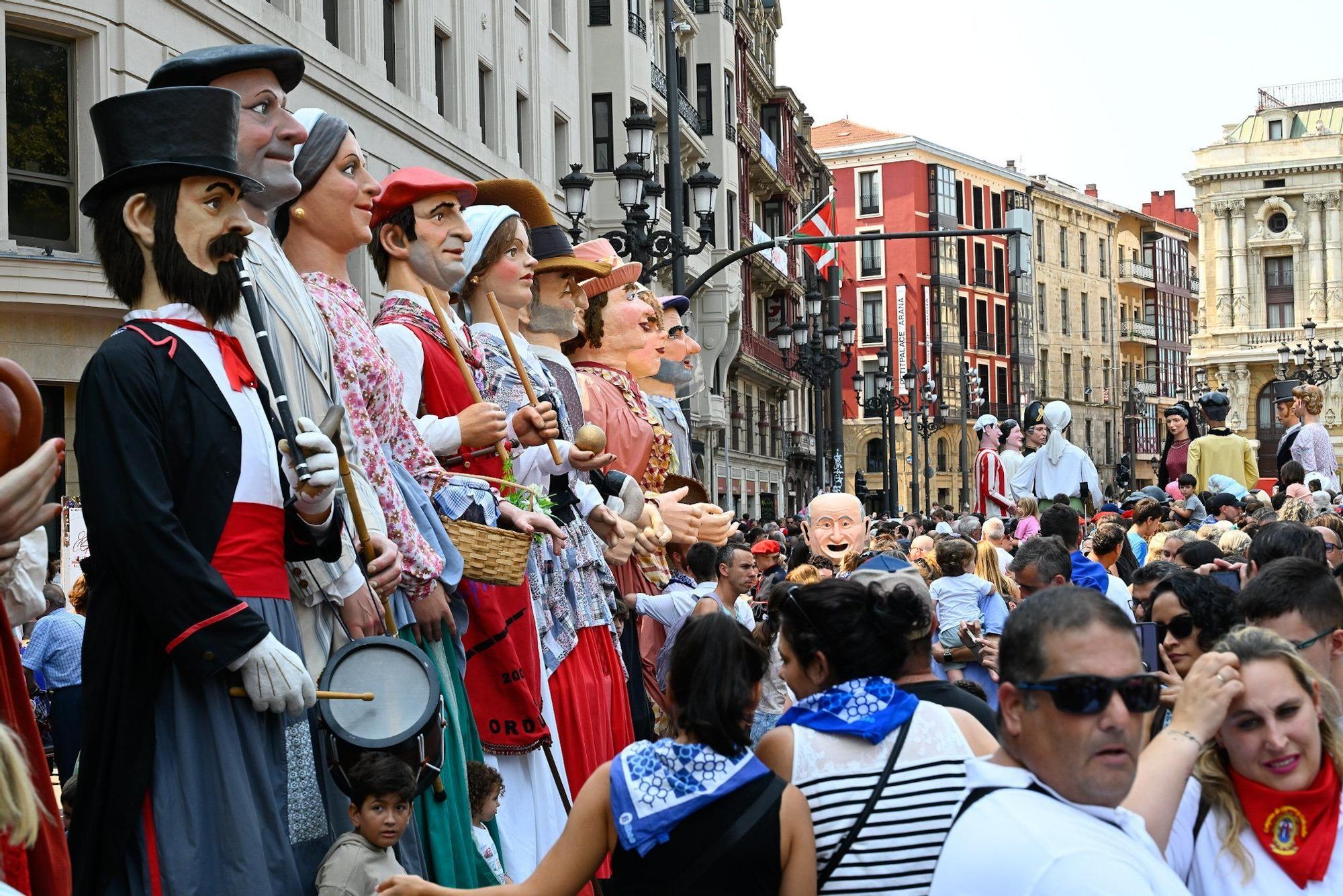 En imágenes: Los gigantes y cabezudos despiden Aste Nagusia a lo grande
