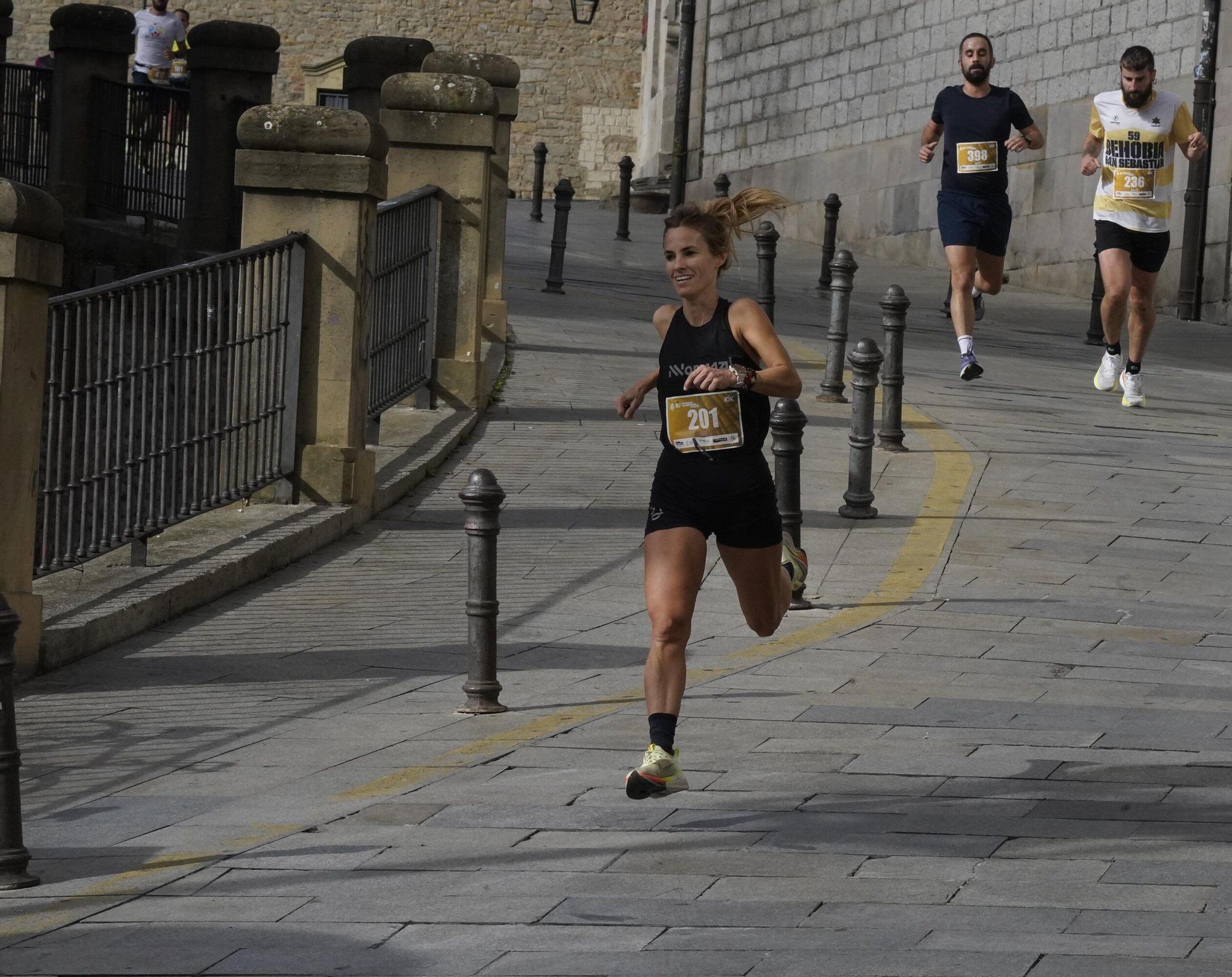 En imágenes: Miles de personas conquistan la Almendra de Gasteiz