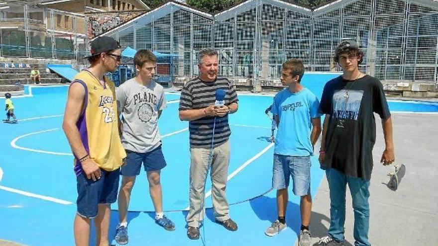 Miembros del colectivo Skateruek y el concejal de Juventud, Juan Karlos Agirre.