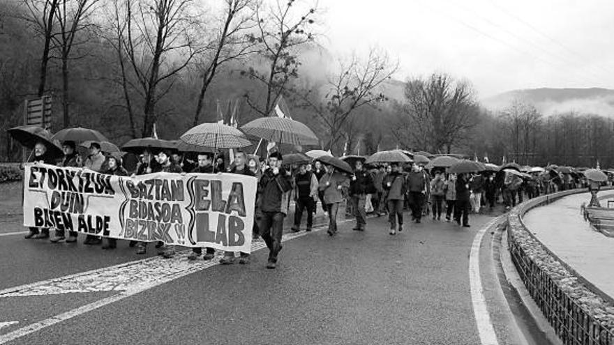 Medio millar de personas desafiaron la lluvia y pidieron un futuro mejor para la comarca.