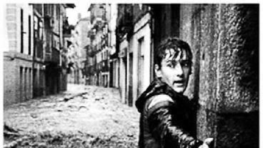 Una de las míticas (y premiadas) imágenes, tomada en Villabona con las que se asocian las inundaciones vascas de 1983