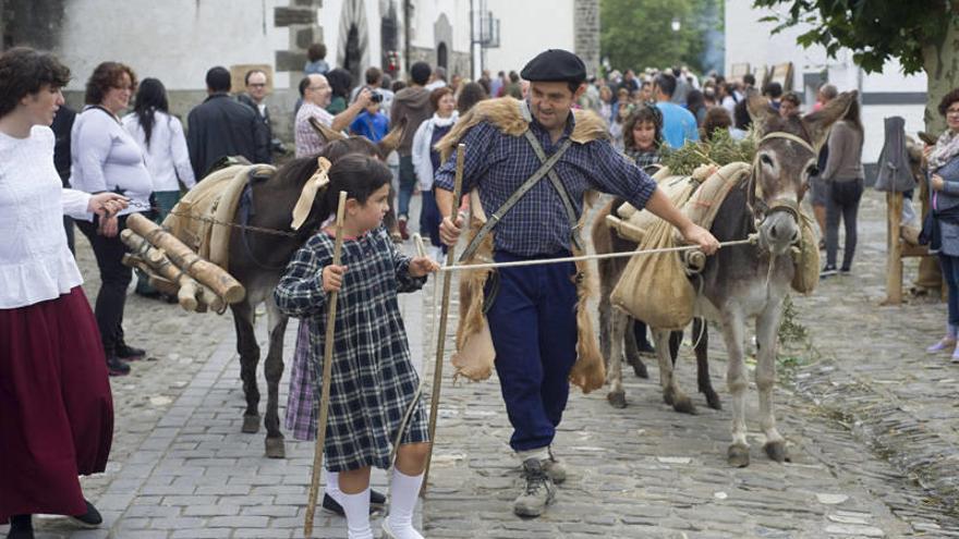 Una familia traslada los burros de una punta a otra.