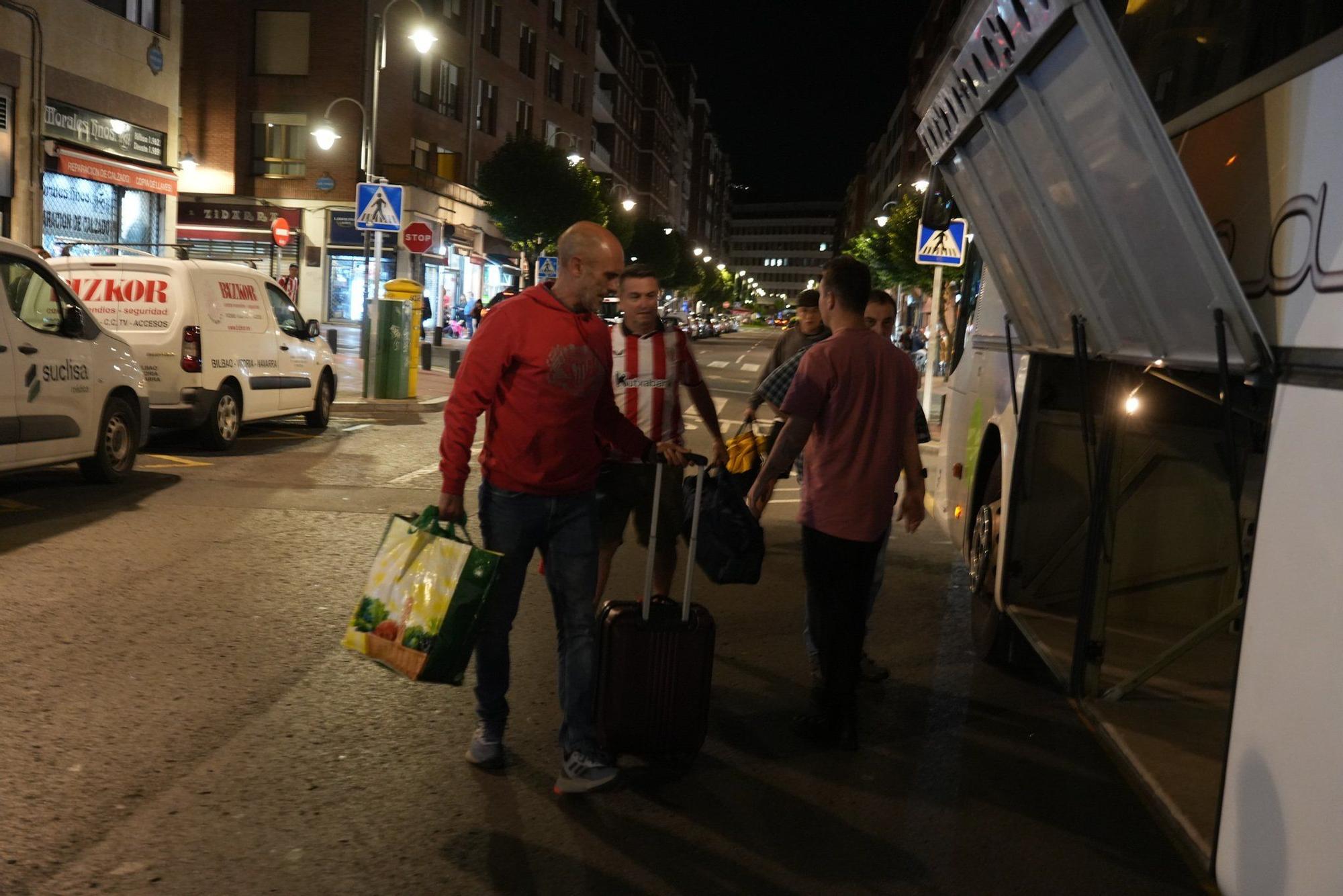 En imágenes: la Peña Deusto del Athletic pone rumbo a Dortmund