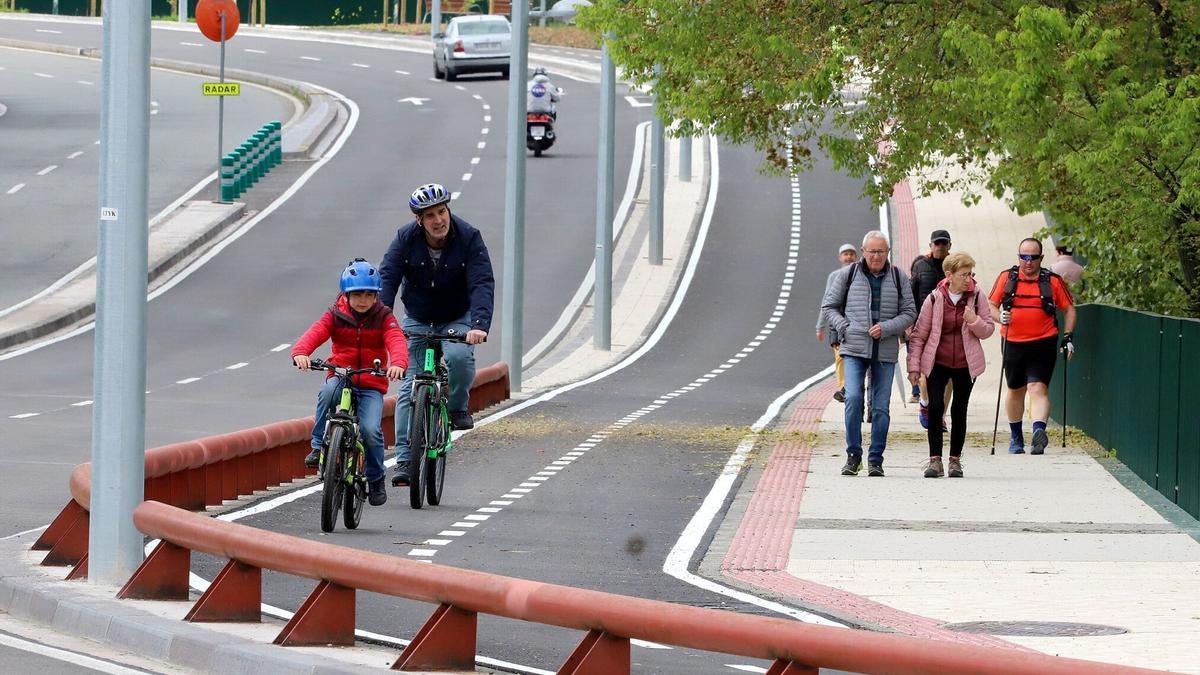 Ciclistas, peatones y vehículos circulan por el nuevo corredor sostenible de Beloso.