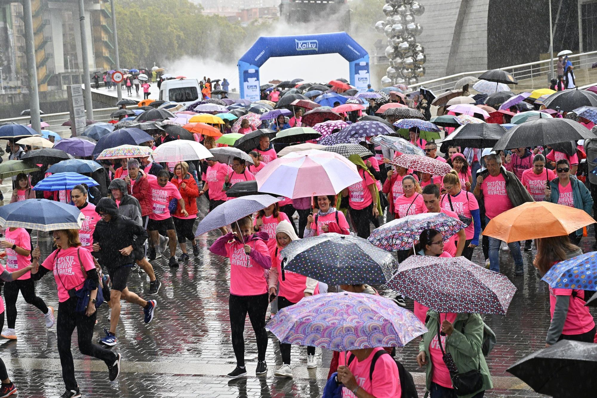 En imágenes: los paraguas tiñen la marea rosa de Bilbao