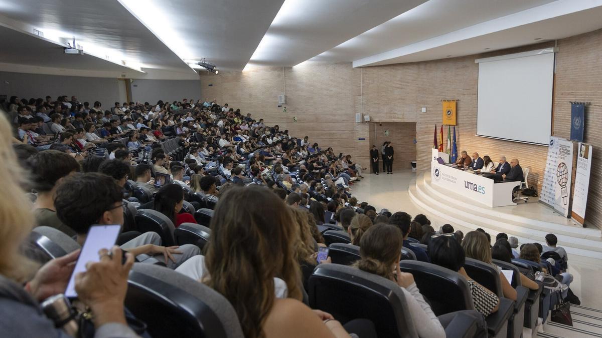 El público, escuchando a los ponentes.