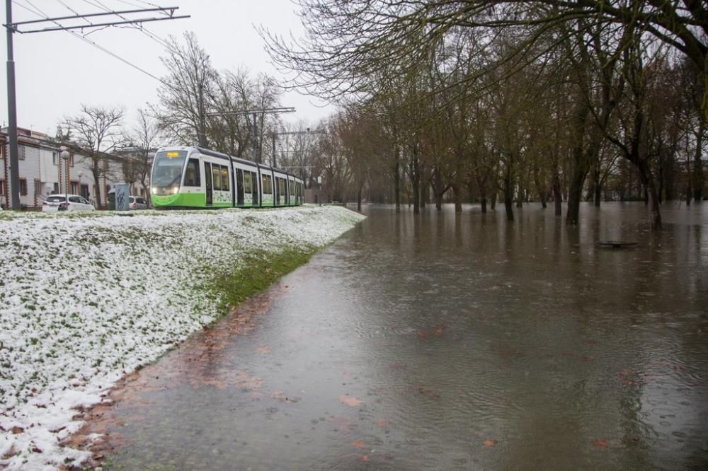 Agua y nieve en Vitoria.