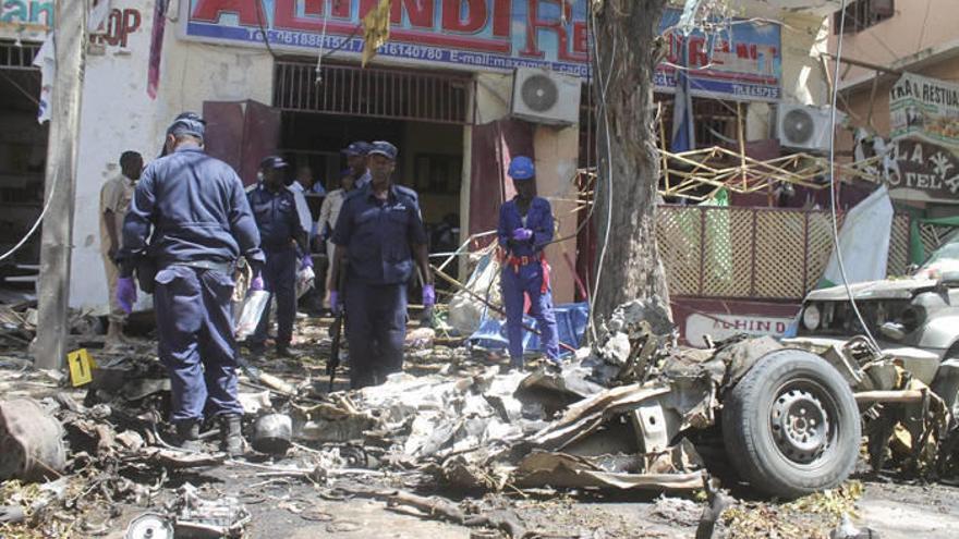 Agentes de policía somalíes inspeccionan la zona tras un atentado en Mogadiscio.