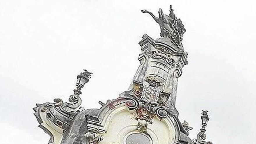 Uno de los cuatro torreones del puente.