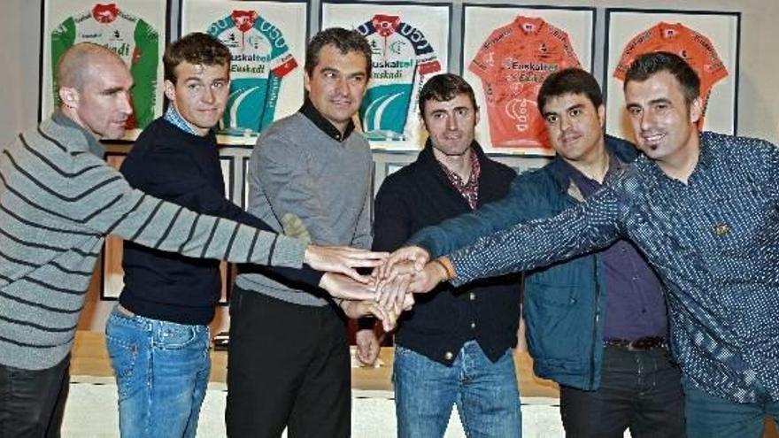 El manager general del equipo Euskaltel Euskadi, Igor González de Galdeano (3i), posa junto a los directores, Iñaki Isasi, Alex Díaz, Gorka Gerrikagoitia, Óscar Guerrero y Álvaro González de Galdeano (i a d).