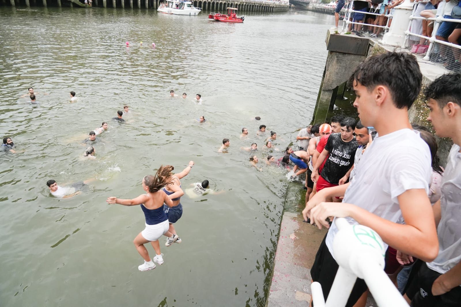 En imágenes: chapuzón en la ría de Bilbao tras el txupin